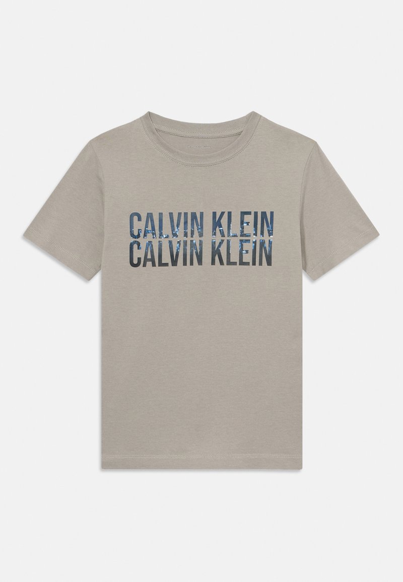 T-shirt de algodão cinza com "CALVIN KLEIN" impresso em azul e preto. Decote redondo e mangas curtas com barra reta.