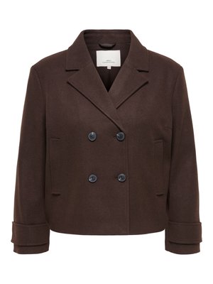 ONLY Carmakoma, CARFREJA LIFE SHORT DB JACKET OTW NOOS - Blazer - hot fudge