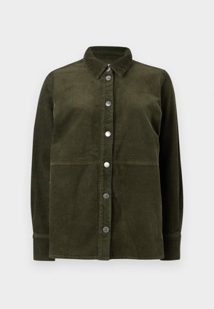 Tamsiai žalia velveto marškinių striukė su apykaklės iškirpte, mygtukų priekyje ir ilgomis rankovėmis. Yra raukšlėta tekstūra ir metaliniai mygtukai.