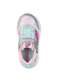 Zapatilla de niño en tonos pastel con detalles de purpurina, cordones azul claro, gráfico de unicornio en la lengüeta y acento de pluma púrpura-rosa en el lateral.