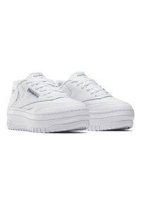 Baskets blanches avec un dessus en cuir lisse, pointe ronde et semelle en caoutchouc épaisse. Caractéristiques : fermeture à lacets et logo discret sur le côté.