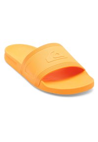 Oransje sklitesandal med en bred stropp med teksturert overflate, fremtredende logo og rillede detaljer på kantene. Flat og glatt såle.