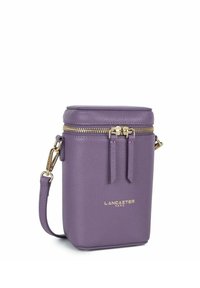 Paarse leren tas met een gestructureerde afwerking, gouden ritsluiting en verstelbare schouderband. Heeft het merkembleem in reliëf op de voorkant.