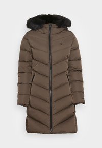 Brązowa kurtka puchowa z kapturem z sztucznego futra, z zapięciem na zamek, wzorem w zygzak i bocznymi kieszeniami. Logo Calvina Kleina na piersi.