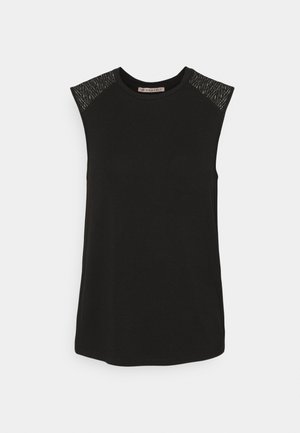 Top nero senza maniche con scollo rotondo e dettaglio di perline sulle spalle, mostrato su uno sfondo bianco.