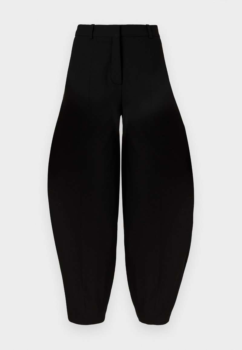 Pantaloni neri a gamba larga con vita alta, fronte plissettato e caviglie affusolate. Realizzati in tessuto liscio con finitura opaca.