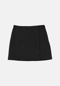 Jupe noire en tissu lisse, présentant une forme ajustée, une fermeture à bouton sur le côté et une petite fente pour une touche de détail.