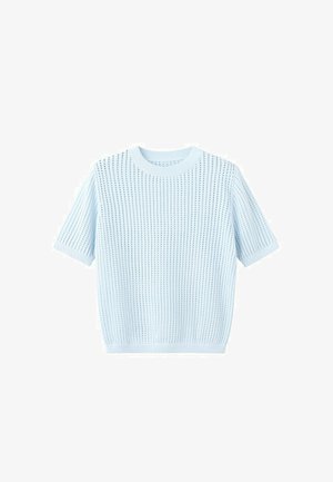 Lichtblauw gebreide trui met korte mouwen, voorzien van een gestructureerd verticaal stippenpatroon en geribbelde halslijn, manchetten en zoom.