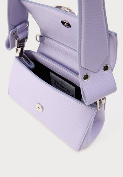 Τσάντα χειρός από δέρμα ανοιχτό μοβ με υφή κροκό, με κλείσιμο με καπάκι και ασημένια μεταλλικά στοιχεία. Το εσωτερικό περιλαμβάνει υφασμάτινη ετικέτα.