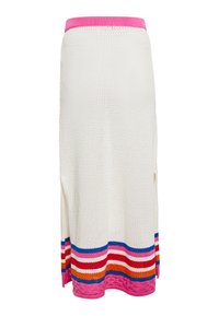 Gebreide rok in wit, met een roze tailleband en multikleurige horizontale strepen in rood, blauw, oranje en roze nabij de zoom.