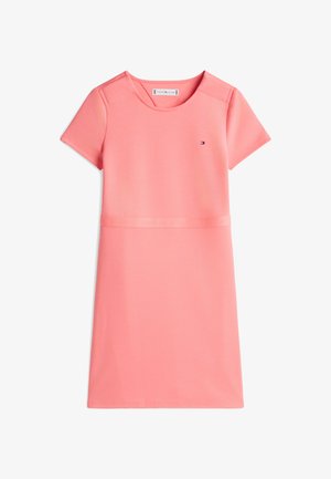 Sukienka z krótkim rękawem w jaskrawym różowym kolorze, wykonana z gładkiej tkaniny. Posiada zaokrąglony dekolt, taliowanie w pasie oraz małe logo na piersi.