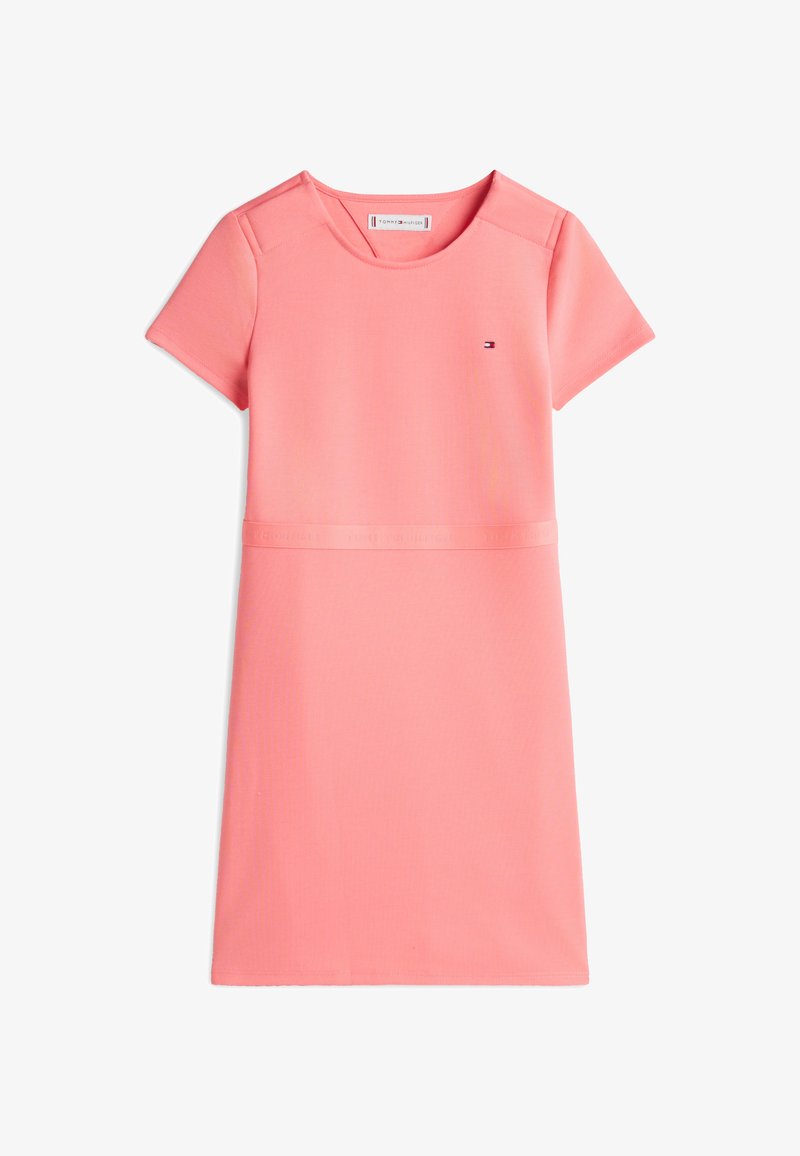 Robe à manches courtes de couleur rose vif, confectionnée dans un tissu lisse. Elle présente un col arrondi, une taille cintrée et un petit logo sur la poitrine.