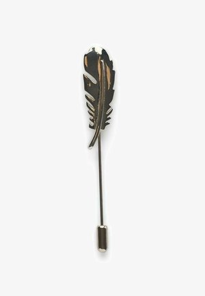 Metal fjerformet broche i sølvfarve, med detaljerede fjernerver og en cylindrisk nål til fastgørelse.