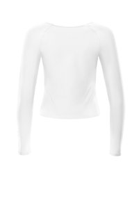 Balts, ar garām piedurknēm, apaļu kakla izgriezumu un piegulošu siluetu krekls, attēlots guļus uz balta fona.