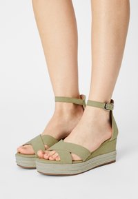 Bullboxer 268003F2T - Platåsandaler - sage