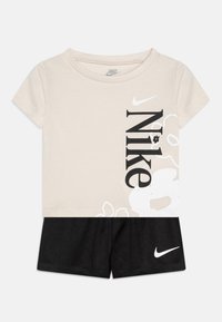 Nike Sportswear - WILD FLOWER TEE SET - Shorts - black Thumbnail Image 1