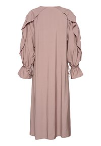 Rochie midi de culoare roz, cu detalii cu volane la umeri și mâneci. Are un material moale și neted și manșete strânse cu panglici.