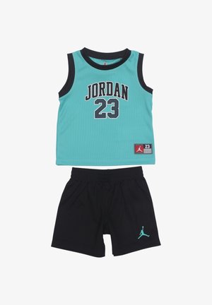 Maillot de basket turquoise sans manches avec le texte "JORDAN 23" et short noir avec logo Jumpman bleu clair.