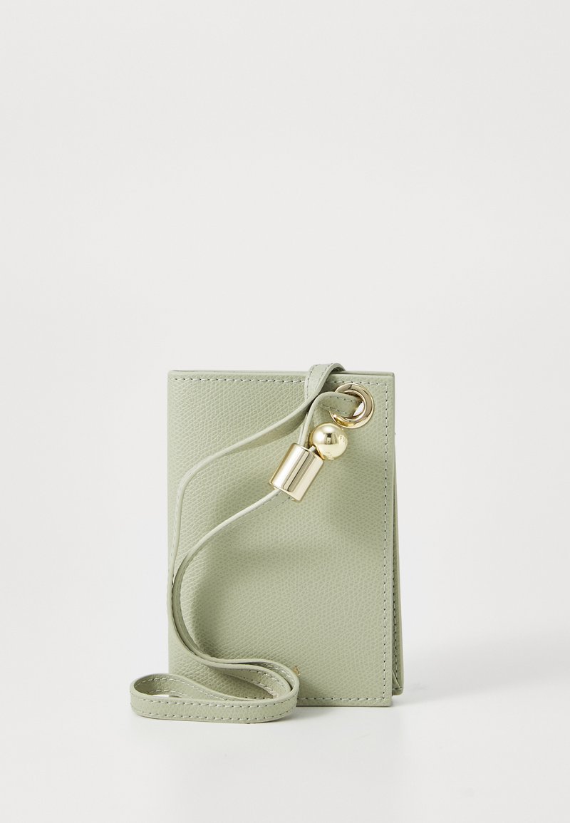 Portafoglio in ecopelle verde con texture, dotato di chiusura in tonalità oro e tracolla staccabile, caratterizzato da un design verticale minimalista.