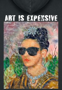 Sweatshirt à capuche présentant un motif artistique coloré d'une femme portant des lunettes de soleil, ornée d'une coiffe florale et de bijoux. Le texte au-dessus indique "L'ART EST CHER."