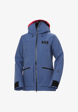 Blauwe geïsoleerde jas met een capuchon, zwarte accenten, een ritssluiting aan de voorkant en twee zakken, met een logo op de bovenste linkerkant.