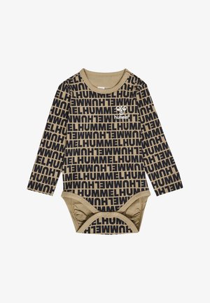Langærmet bodysuit i beige med et mørkeblåt gentaget "Hummel" logo-mønster og et lille hvidt logo på brystet, udstyret med trykknapper i bunden.