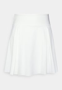 Bílá skládací sukně vyrobená z měkké látky. Má široký pas a rozšířený lem, s hladkou strukturou a čistým designem.