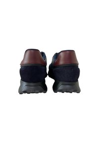 Sneaker blu navy e bordeaux con tomaia in camoscio e rete, colletto imbottito e suola in gomma nera. La vista posteriore evidenzia i dettagli delle cuciture in pelle.