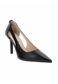 Escarpin noir en cuir à bout pointu, à talon haut, avec des découpes sur les côtés et une doublure intérieure beige, présenté légèrement de biais sur un fond blanc.