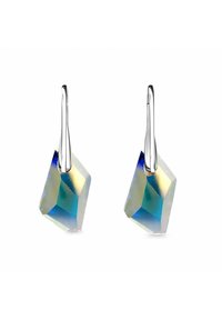 Orecchini in metallo argento con cristalli geometrici sfaccettati blu e trasparenti con una finitura iridescente.