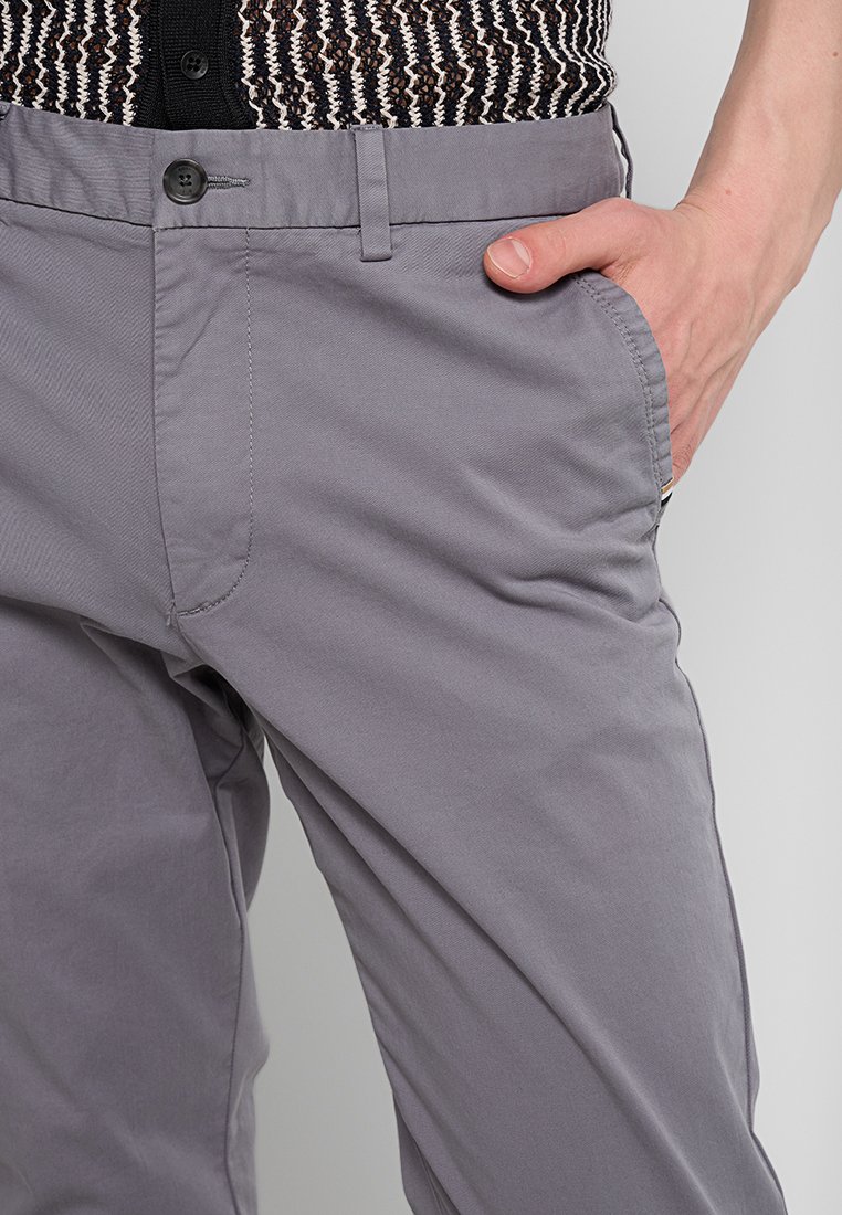 Szare spodnie bawełniane w składzie z prostym krojem, z bocznymi kieszeniami oraz zapięciem na guzik, teksturowanym paskiem w talii i gładkim wyglądem materiału.