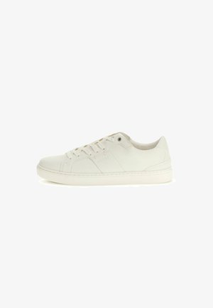 Sneakers bianchi in pelle con una superficie liscia, punta rotonda e cuciture tono su tono. Presentano una chiusura con lacci e un branding discreto sul lato.