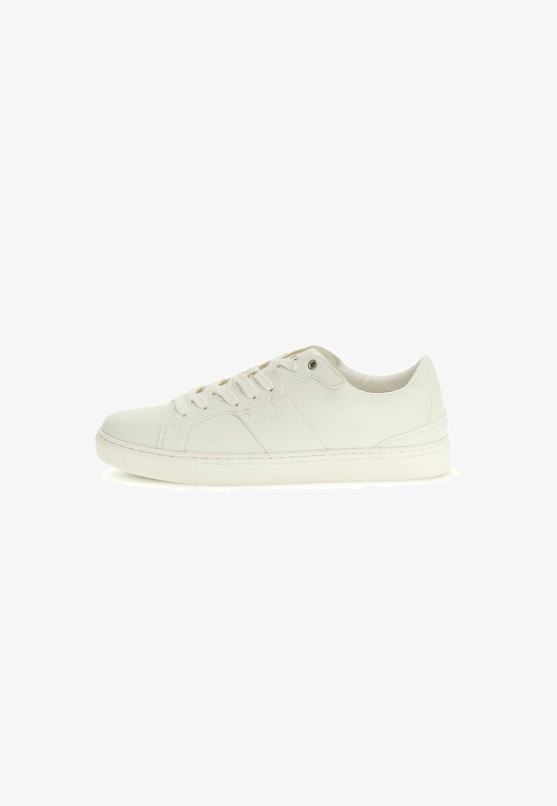 Sneakers bianchi in pelle con una superficie liscia, punta rotonda e cuciture tono su tono. Presentano una chiusura con lacci e un branding discreto sul lato.