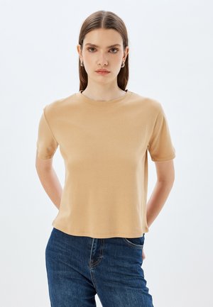 Beige t-shirt med kort ärm och rund halsringning, tillverkad av mjukt bomullsmaterial. Lätt avslappnad passform med en slät yta.