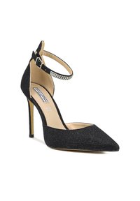 Scarpa nera con tacco alto, dalla punta affusolata e superficie in tessuto texturizzato, dotata di una sottile cinghia alla caviglia decorata con piccoli accenti metallici.