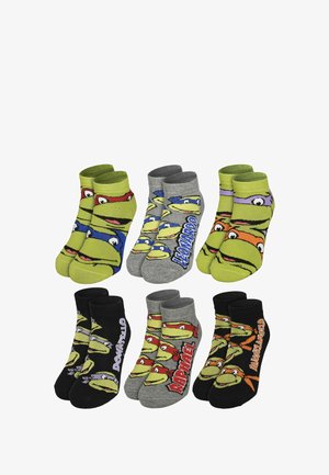Sei paia di calzini di cotone con vivaci disegni di tartarughe dei cartoni animati. Presentano vari colori di sfondo: verde, grigio e nero. Inclusi i nomi.