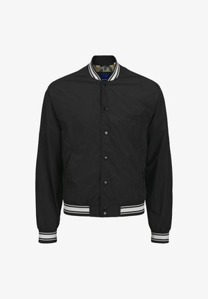 Jachetă bomber neagră dintr-un material ușor, cu guler rib la care se adaugă dungi albe, închidere cu nasturi și buzunare laterale.