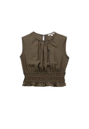 Bez rękawów oliwkowa bluzka z marszczonym dekoltem, zapięciem w kształcie łezki z tyłu oraz elastycznymi marszczonymi detalami w talii na białym tle.