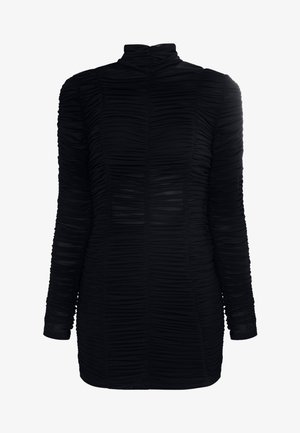 Schwarzes langärmliges Kleid mit geraffter Textur über das gesamte Kleid, hohem Kragen und taillierter Silhouette. Glattes Material mit einem schlanken Design.