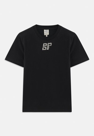 Μαύρο βαμβακερό t-shirt με κοντά μανίκια, που διαθέτει σχέδιο "BF" διακοσμημένο με ρουμπίνια στο μπροστινό μέρος. Στρογγυλή λαιμόκοψη, άνετη εφαρμογή.