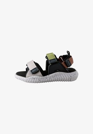 Sportliche Sandalen mit einem Obermaterial aus schwarzem und grauem Stoff, bunten Riemen in Grün und Braun sowie einer strukturierten weißen, gesprenkelten Sohle.