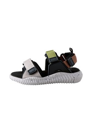 Sportsandaler med en overdel i sort og gråt stof, farverige remme i grøn og brun samt en tekstureret hvid plettet sål.