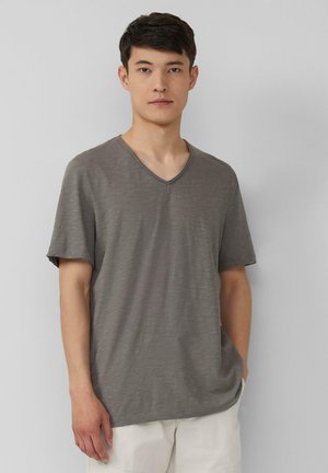 Grijze korte mouwen V-hals T-shirt van een gestructureerde stof, met een ontspannen pasvorm en subtiele stikdetails op de hals.