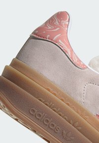 adidas Originals GAZELLE BOLD - Tenisky - putty mauve   clay   cloud white