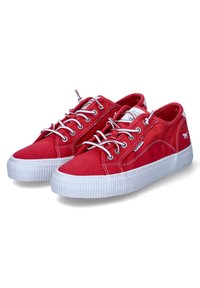 Sneakers in tela rossa con suole in gomma bianca, dotati di occhielli metallici, lacci bianchi e dettagli di cucitura sottili. Design della punta arrotondata.