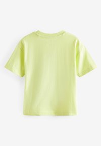 Kortærmet t-shirt i lys neongul. Glat stof med rund hals og en afslappet pasform. Ingen synlige mønstre eller detaljer.