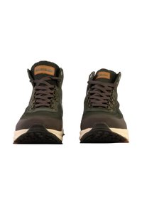Scarpe da trekking alte con tomaia verde scuro, dettagli grigi e suola robusta. Presentano occhielli in metallo e un'etichetta logo beige sulla linguetta.