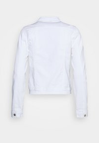 Veste en denim blanc vue de dos, avec des manches longues, des poignets boutonnés et un col classique sur un fond uni.