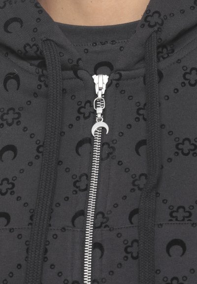 Felpa nera con zip caratterizzata da un motivo floreale testurizzato e lune crescenti. La chiusura lampo in argento e i cordini completano il design.