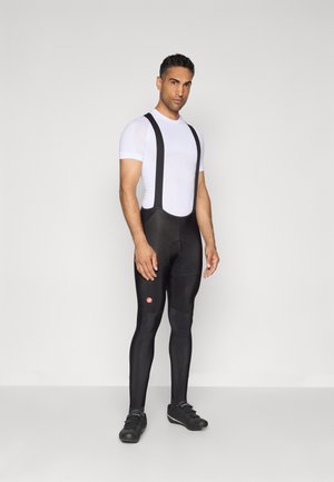 Männliches Radsport-Outfit bestehend aus einem enganliegenden weißen Kurzarmoberteil und schwarzen Trägershorts, hergestellt aus leichtem Material und mit figurschmeichelndem Design.